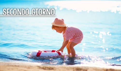 Mare Toscana spiaggia attrezzata con sdraio e ombrelloni in Versilia